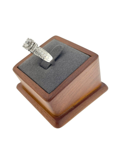 56 Bague halo en or blanc avec diamants naturels certifiée HRD 58 Facettes A2086