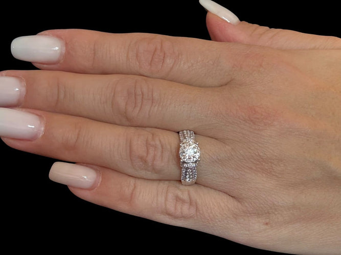 56 Bague halo en or blanc avec diamants naturels certifiée HRD 58 Facettes A2086