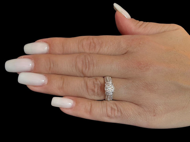 56 Bague halo en or blanc avec diamants naturels certifiée HRD 58 Facettes A2086