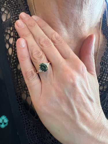 https://cdn.shopify.com/s/files/1/0647/1470/3075/files/BaguedeFiancailles-BagueSaphirVert2.58CaratsDiamantsOrRose-JoaillerieParis-LesPierresdeJulie_1.jpg?v=1784371450