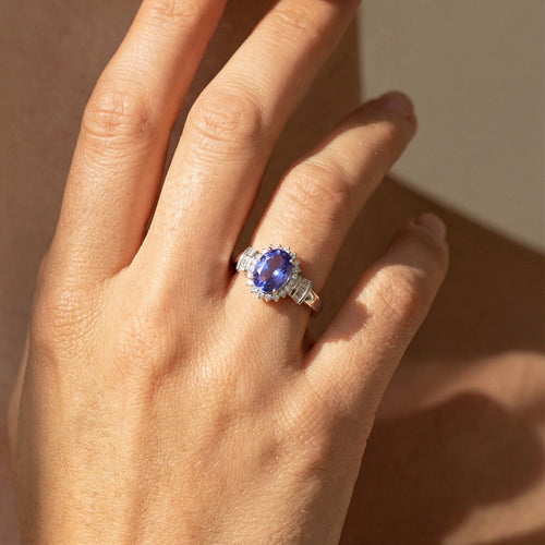 https://cdn.shopify.com/s/files/1/0442/6560/3235/files/entourage-ring-aus-18k-weissgold-mit-tansanit-diamanten-konigliches-blau-brillant-gerahmthoney-jewelry-8826766.jpg?v=1772565441