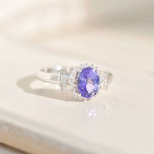 https://cdn.shopify.com/s/files/1/0442/6560/3235/files/entourage-ring-aus-18k-weissgold-mit-tansanit-diamanten-konigliches-blau-brillant-gerahmthoney-jewelry-4440736.jpg?v=1772565439