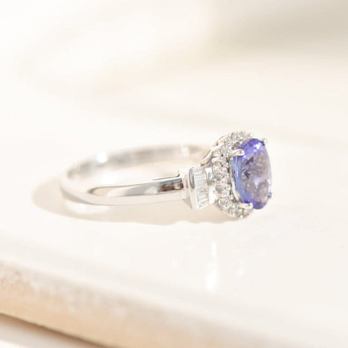 https://cdn.shopify.com/s/files/1/0442/6560/3235/files/entourage-ring-aus-18k-weissgold-mit-tansanit-diamanten-konigliches-blau-brillant-gerahmthoney-jewelry-1999270.jpg?v=1772565441