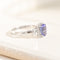 https://cdn.shopify.com/s/files/1/0442/6560/3235/files/entourage-ring-aus-18k-weissgold-mit-tansanit-diamanten-konigliches-blau-brillant-gerahmthoney-jewelry-1999270.jpg?v=1772565441