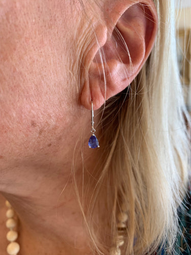 https://cdn.shopify.com/s/files/1/0647/1470/3075/files/Bouclesd_OreillesdeLuxe-DormeusesTanzanitesPoiresOrGris-JoaillerieParis-LesPierresdeJulie_1.jpg?v=1784546684