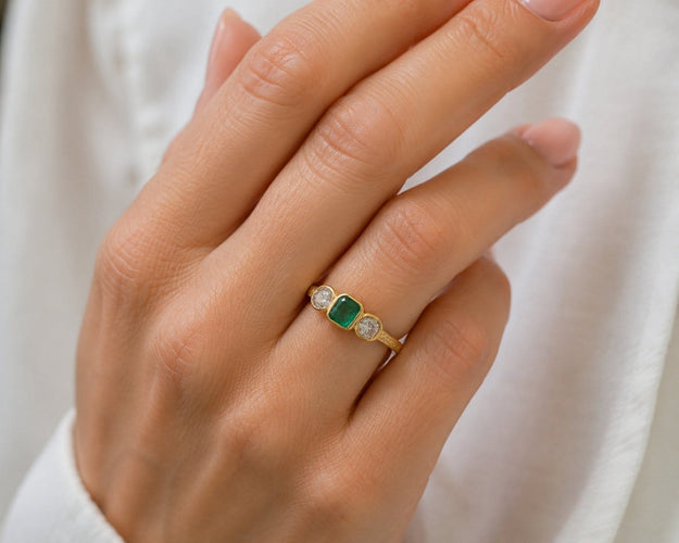 Bague 55 Bague vintage en or jaune 18 kt, émeraude et diamants 58 Facettes AN707 P8 (0969)