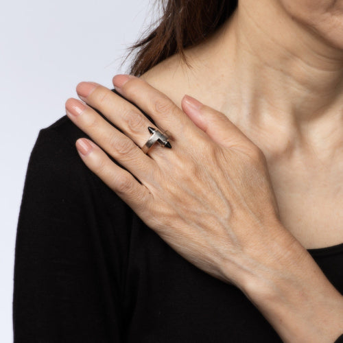 Bague 53 Cartier Menotte - Bague en or blanc 18 ct et onyx, taille 53 58 Facettes G13580