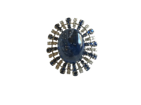 52 Bague cocktail en or, saphirs et diamants 58 Facettes 01381