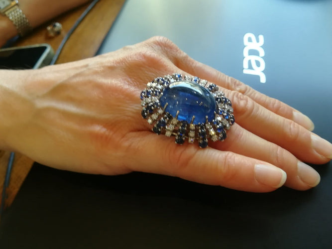Bague 52 Bague cocktail en or blanc, saphirs et diamants 58 Facettes 01381