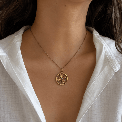 https://cdn.shopify.com/s/files/1/0943/8576/6747/files/trefle-or-perle-pendentif.png?v=1778845791