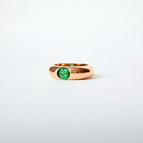 49 Années 1990 - Bague jonc en or jaune et émeraude 58 Facettes