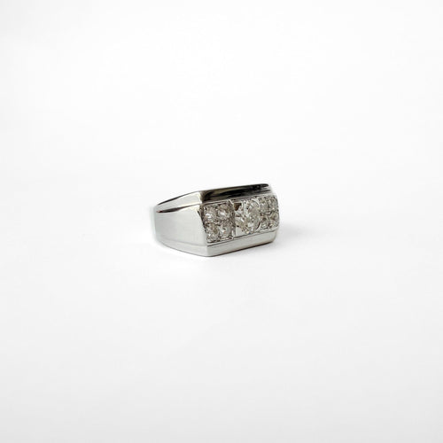 https://cdn.shopify.com/s/files/1/0943/8576/6747/files/bague-unique-luxe-diamant-vintage.jpg?v=1775201709