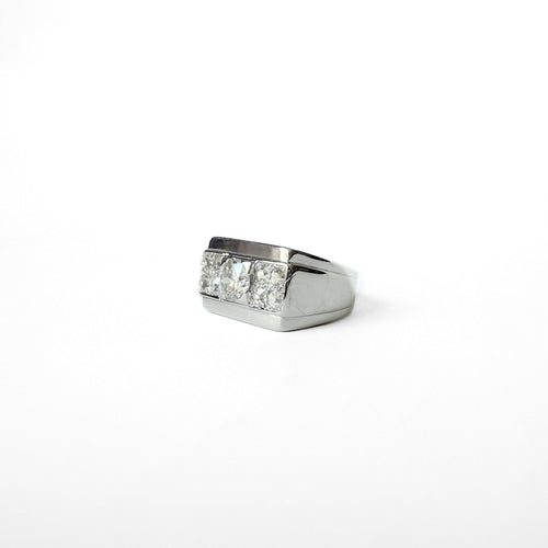 https://cdn.shopify.com/s/files/1/0943/8576/6747/files/bague-tank-art-deco-diamant-or-gris-18k.jpg?v=1775201709