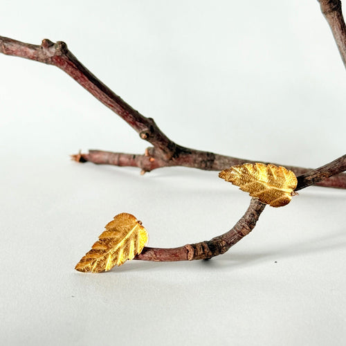 https://cdn.shopify.com/s/files/1/0943/8576/6747/files/boucles-oreilles-or-jaune-feuille.jpg?v=1769596765
