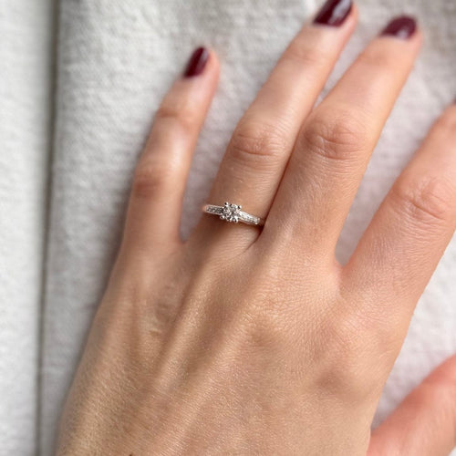 https://cdn.shopify.com/s/files/1/0943/8576/6747/files/Mauboussin-sel-de-ma-vie-diamant.jpg?v=1769596868