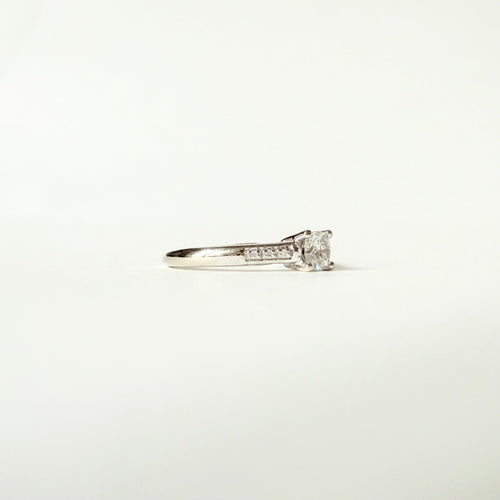 https://cdn.shopify.com/s/files/1/0943/8576/6747/files/Mauboussin_sel_de_ma_vie_bague_solitaire.jpg?v=1769596868