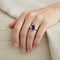 55 Bague trois pierres en or blanc 18 carats, saphir Himalaya et diamants 58 Facettes RI-1027