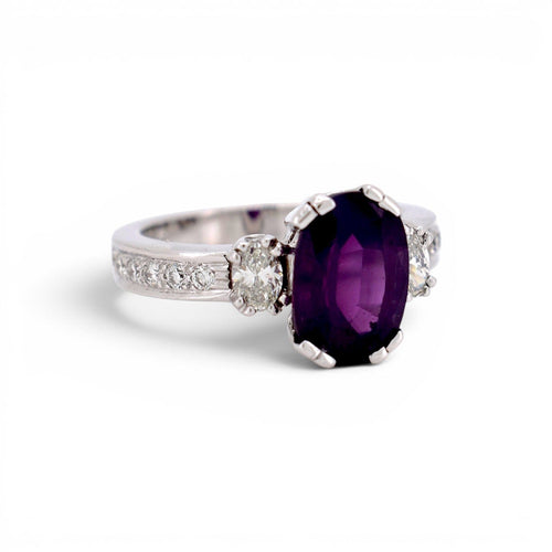 55 Bague trois pierres en or blanc 18 carats, saphir Himalaya et diamants 58 Facettes RI-1027