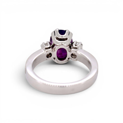 55 Bague trois pierres en or blanc 18 carats, saphir Himalaya et diamants 58 Facettes RI-1027
