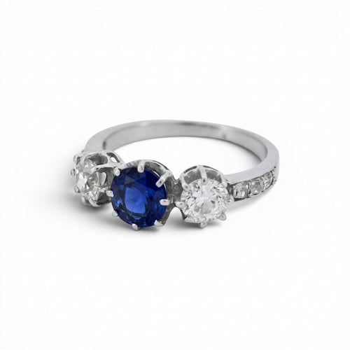 52 Art déco - Bague trilogie en or blanc saphir et diamants 58 Facettes RI-1065