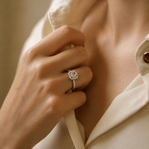 Soliter-or-gris-18k-diamant-coussin-120-cts-d-si1-gia-entourage-030-ct-g-vs-taille-47-48.jpg