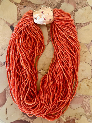 Collier Collier torsadé en or jaune 18 carats et corail 58 Facettes C161
