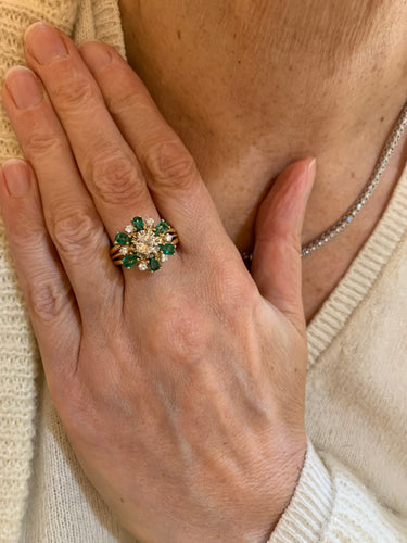 Bague 58 Bague marguerite en or jaune 18 carats avec émeraudes et diamants 58 Facettes B381