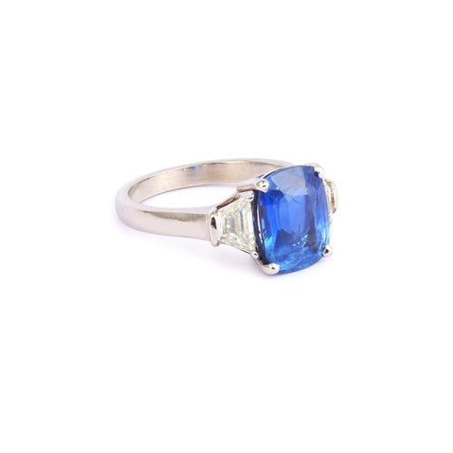 Bague 52 Bague saphir de Ceylan coussin 4,15 ct et diamants en or gris 18 carats 58 Facettes BSA106