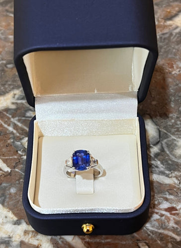 Bague 52 Bague saphir de Ceylan coussin 4,15 ct et diamants en or gris 18 carats 58 Facettes BSA106