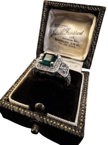 55 Bague vintage en or blanc avec émeraude et diamants 58 Facettes AN4566