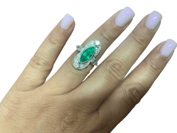 53.5 Bague baroque en or blanc avec émeraude colombienne et diamants 58 Facettes BA 669