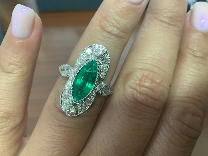 53.5 Bague baroque en or blanc avec émeraude colombienne et diamants 58 Facettes BA 669