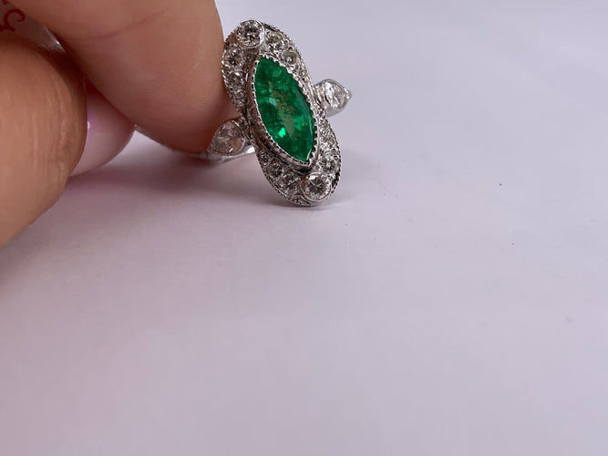 53.5 Bague baroque en or blanc avec émeraude colombienne et diamants 58 Facettes BA 669