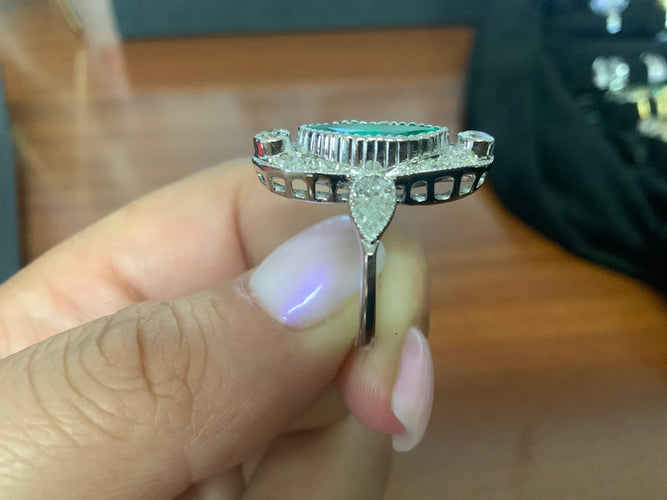 53.5 Bague baroque en or blanc avec émeraude colombienne et diamants 58 Facettes BA 669