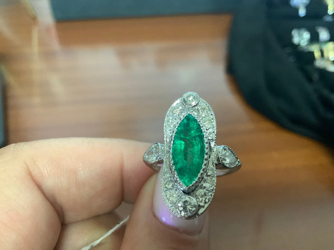 53.5 Bague baroque en or blanc avec émeraude colombienne et diamants 58 Facettes BA 669