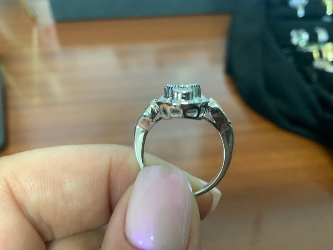 53.5 Bague baroque en or blanc avec émeraude colombienne et diamants 58 Facettes BA 669