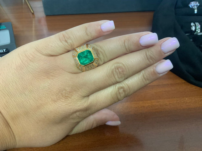 55 Bague des années 80 en or jaune avec émeraude colombienne et diamants 58 Facettes BA 740