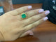55 Bague des années 80 en or jaune avec émeraude colombienne et diamants 58 Facettes BA 740