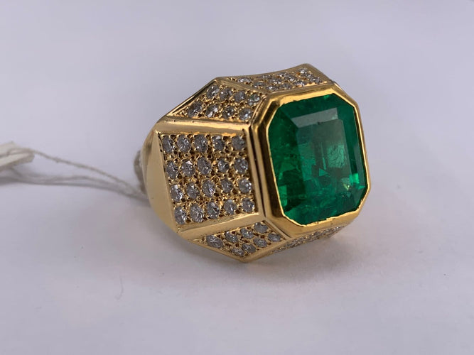 55 Bague des années 80 en or jaune avec émeraude colombienne et diamants 58 Facettes BA 740