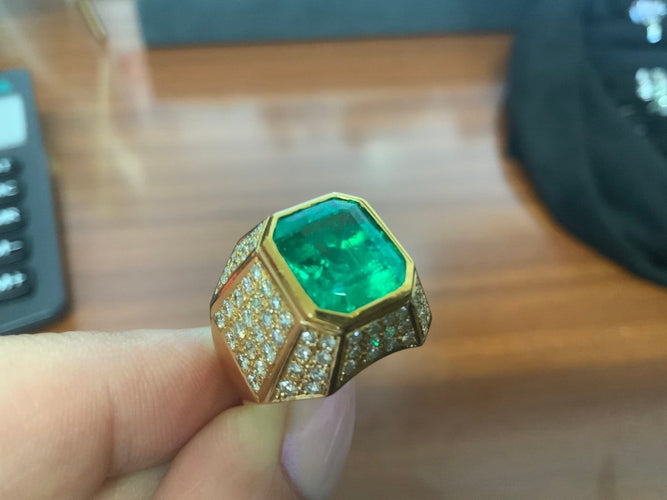 55 Bague des années 80 en or jaune avec émeraude colombienne et diamants 58 Facettes BA 740