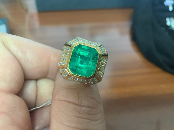55 Bague des années 80 en or jaune avec émeraude colombienne et diamants 58 Facettes BA 740
