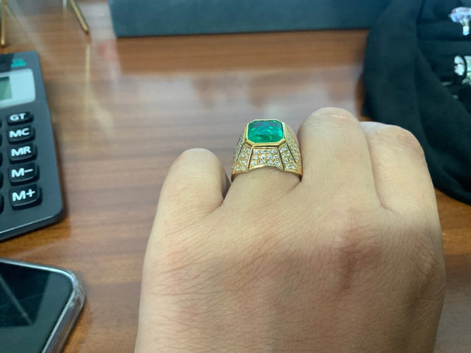 55 Bague des années 80 en or jaune avec émeraude colombienne et diamants 58 Facettes BA 740