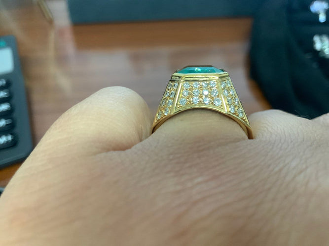 55 Bague des années 80 en or jaune avec émeraude colombienne et diamants 58 Facettes BA 740