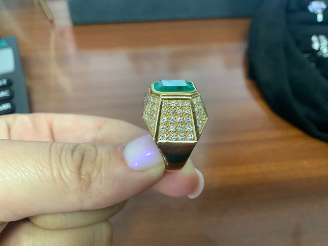 55 Bague des années 80 en or jaune avec émeraude colombienne et diamants 58 Facettes BA 740