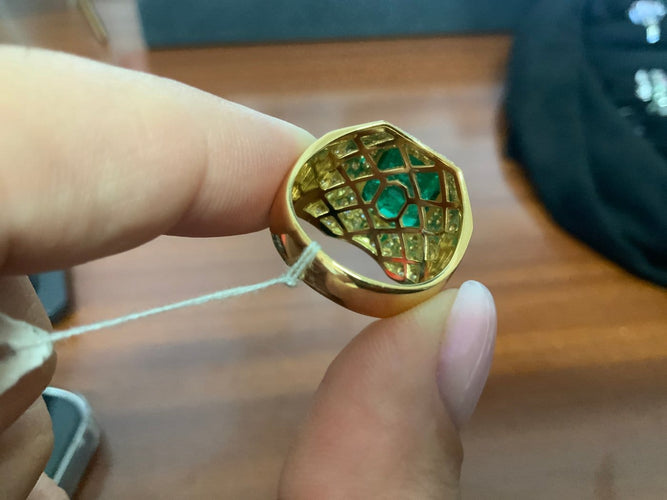 55 Bague des années 80 en or jaune avec émeraude colombienne et diamants 58 Facettes BA 740