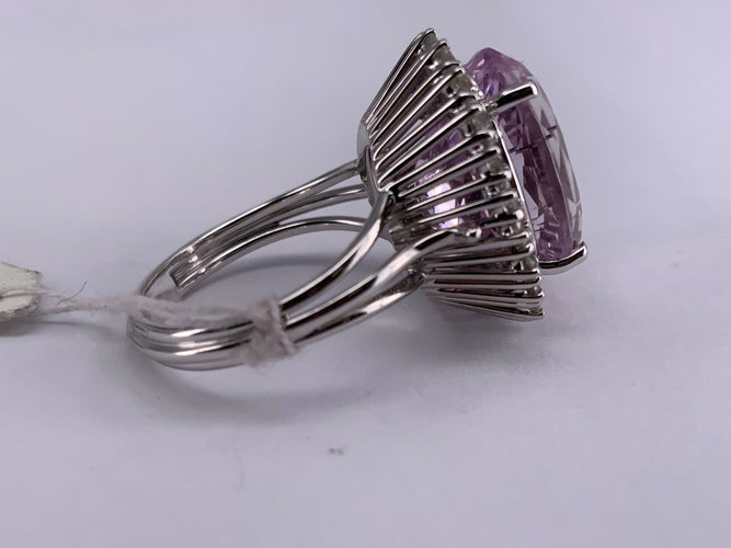 53.5 Bague halo en or blanc, kunzite et diamants 58 Facettes BA 509