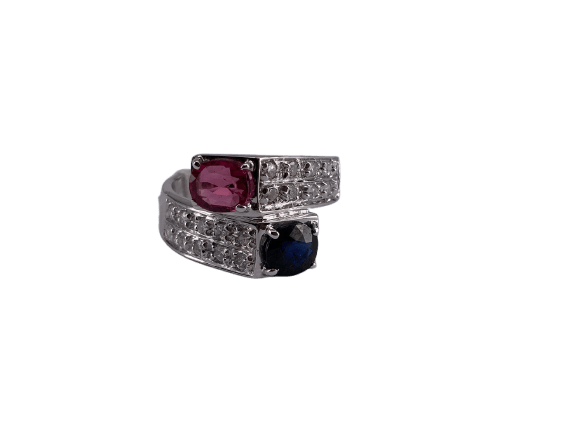 52.5 Toi et Moi - Bague en or blanc avec rubis, saphir et diamants 58 Facettes BA 210