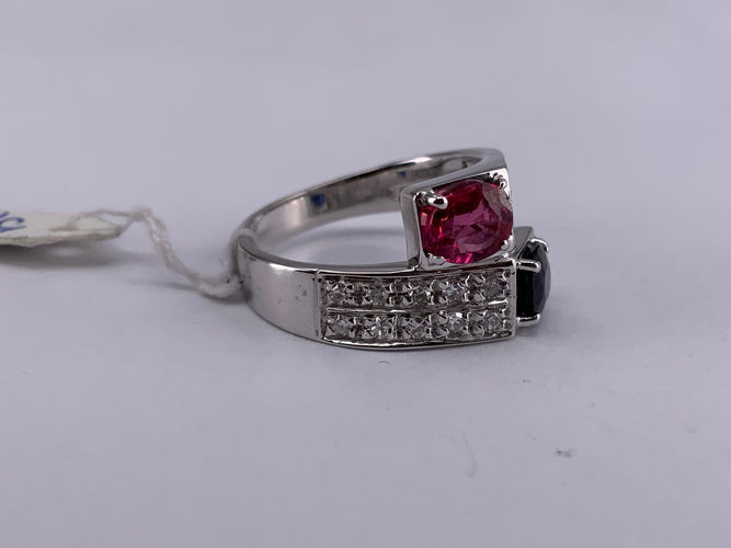 52.5 Toi et Moi - Bague en or blanc avec rubis, saphir et diamants 58 Facettes BA 210