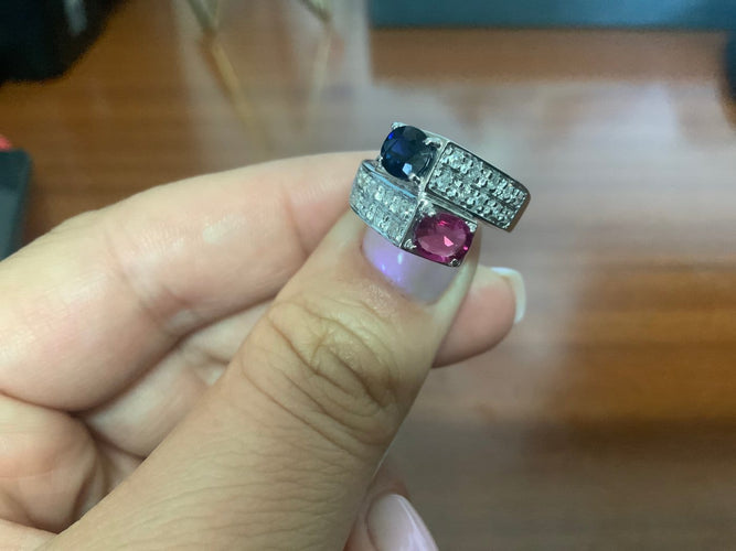 52.5 Toi et Moi - Bague en or blanc avec rubis, saphir et diamants 58 Facettes BA 210