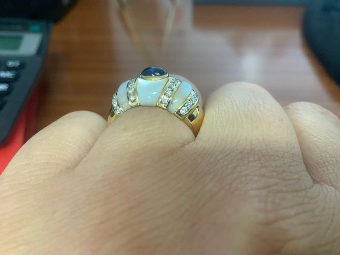 54 Bague baroque en or jaune, nacre, saphir et diamant 58 Facettes BA 921